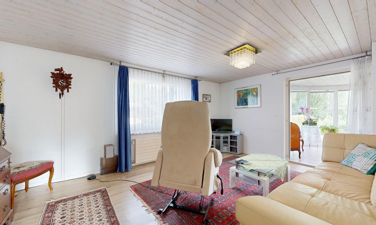 wohnzimmer mit inside property, natürliches licht, natural light, gipskartonwand, und drywall