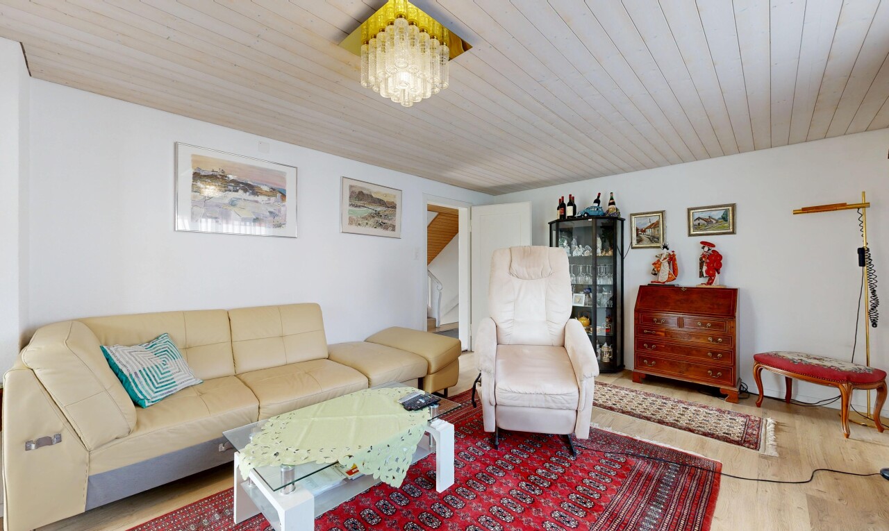 wohnzimmer mit inside property, gipskartonwand, drywall, holzfußboden, und wood finish floor