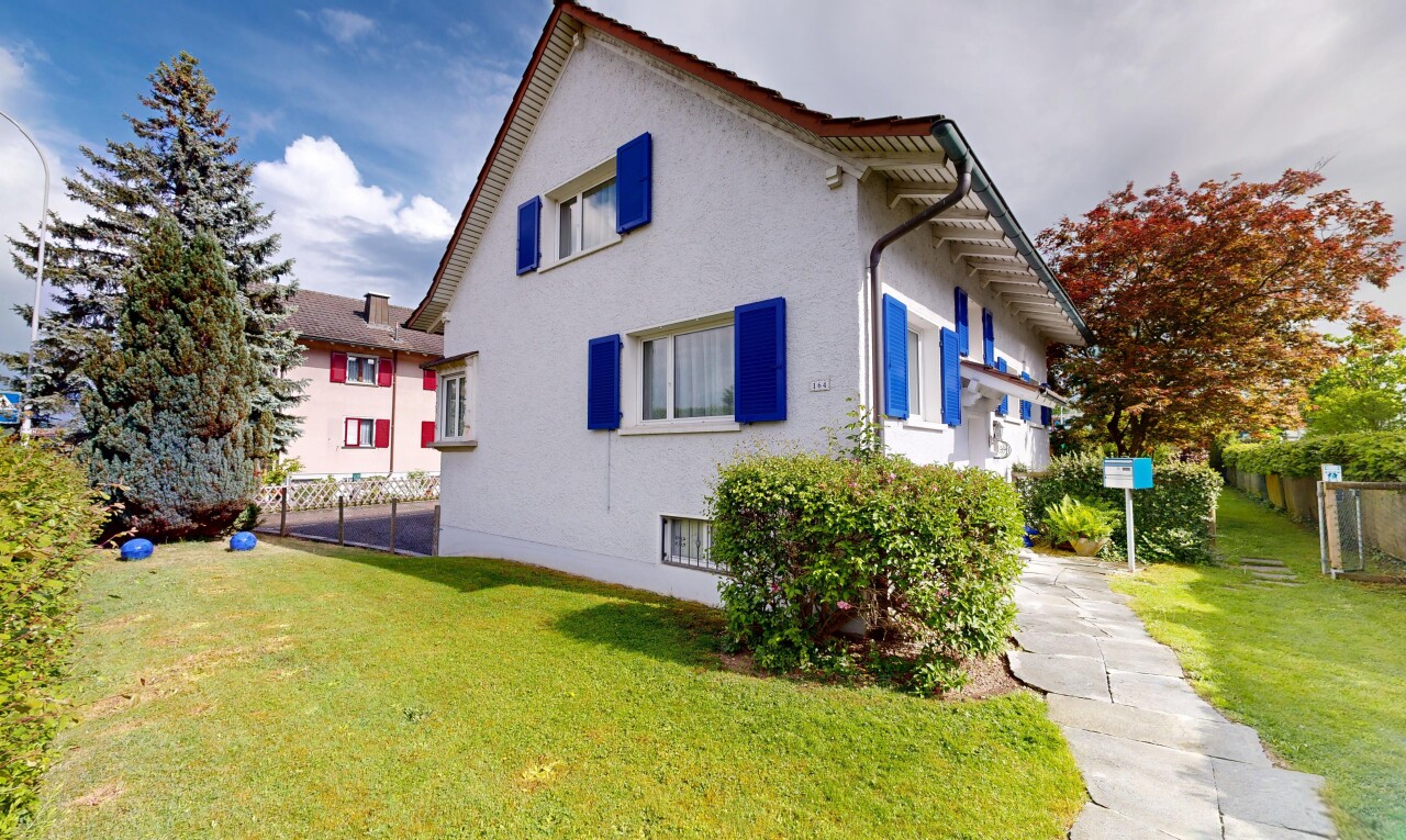 außenansicht mit property visible, rasen, zaun, stuckverkleidung, und betonfundament