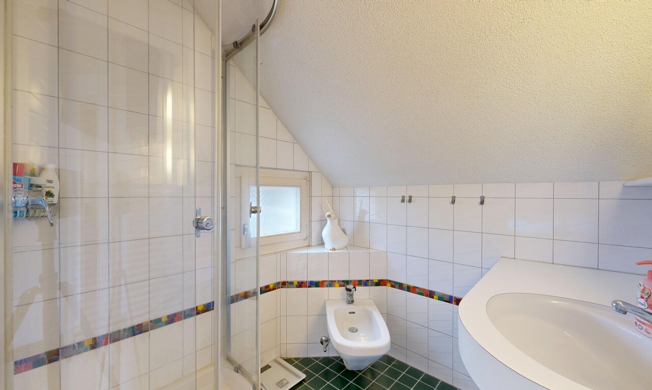 bad mit fliesenwand, tile wall, dusche, komplettes badezimmer, und bidet