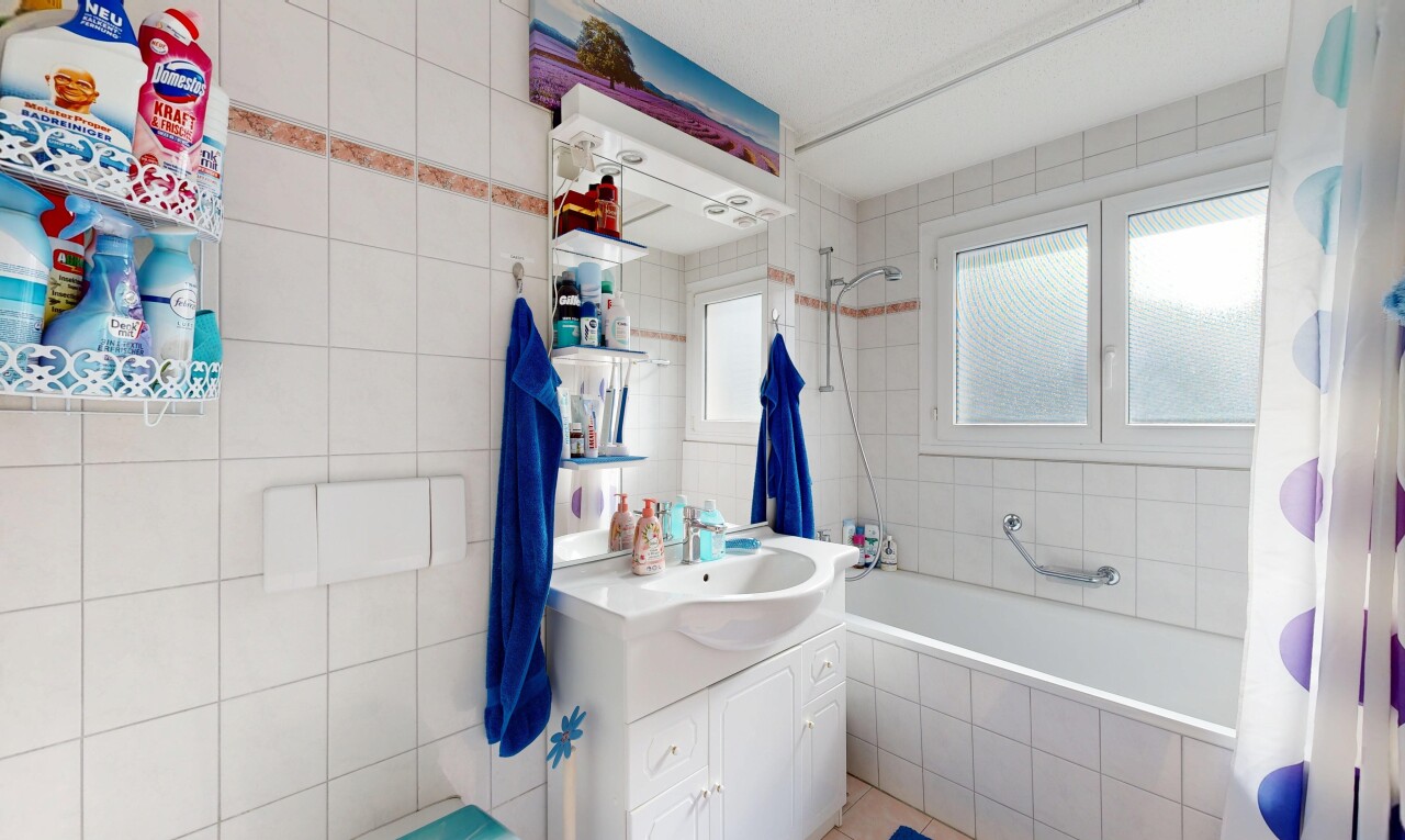 bad mit komplettes badezimmer, kombiniertes bad / dusche, spiegel, schminktisch, und waschbecken