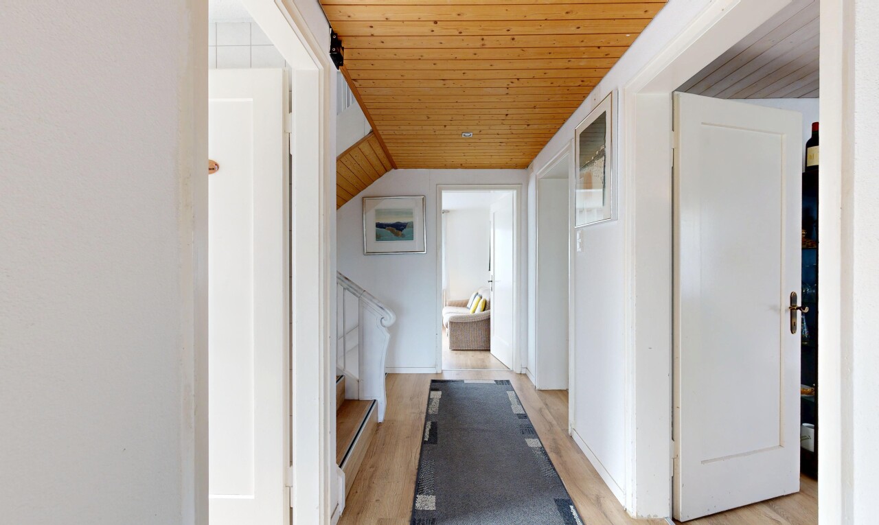 halle / korridor mit holzdecke, wood ceiling, niedrige decke, low ceiling, und inside property