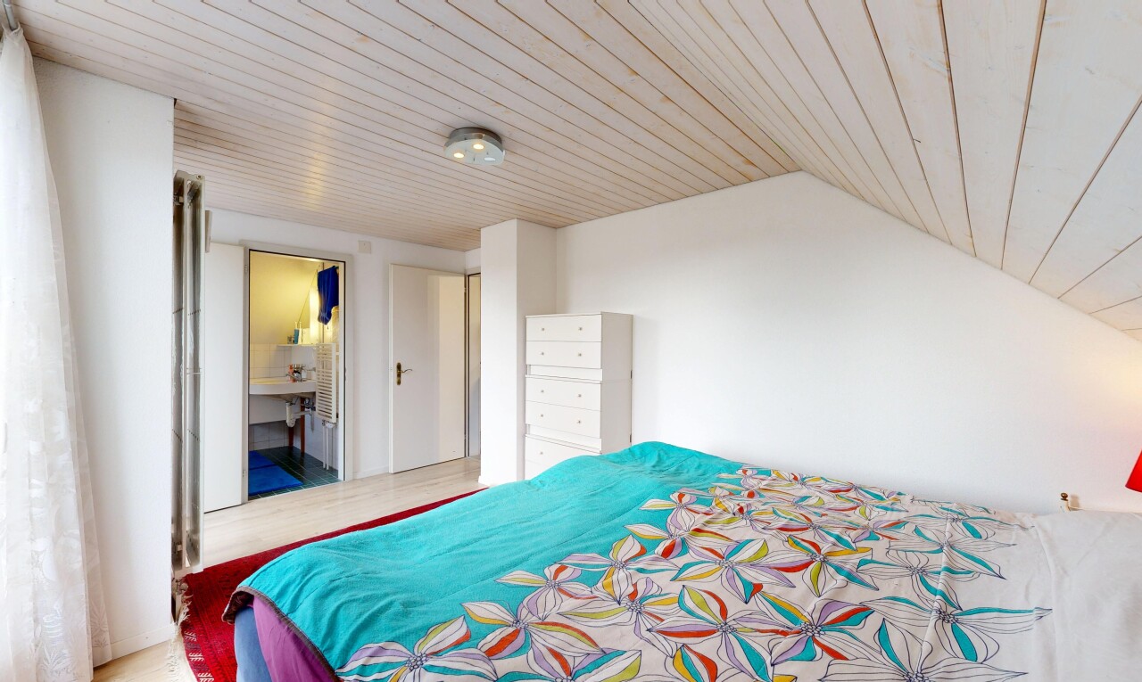 zimmer / schlafzimmer mit holzdecke, wood ceiling, dachschräge, vaulted ceiling, und inside property