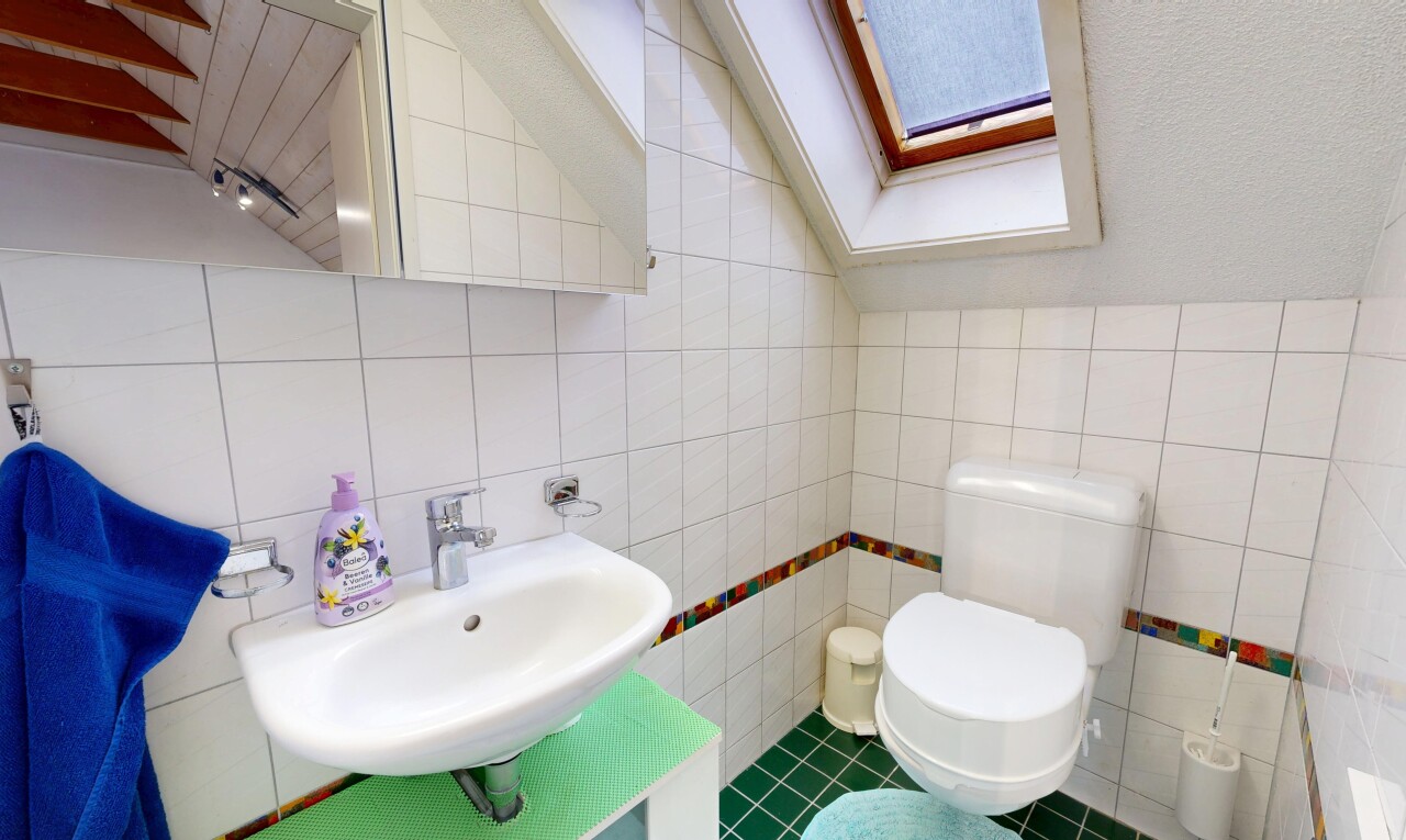 bad mit fliesenwand, tile wall, spiegel, gäste-wc, und waschbecken