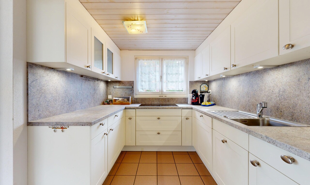 küche mit light countertops, weiße schränke, white cabinets, fliesenboden, und tile floor