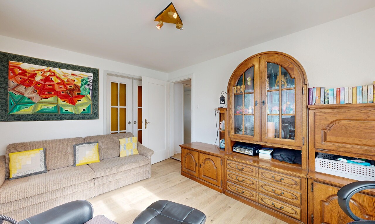 wohnzimmer mit französische türen, wood finish floor, holzfußboden, light floor, und inside property