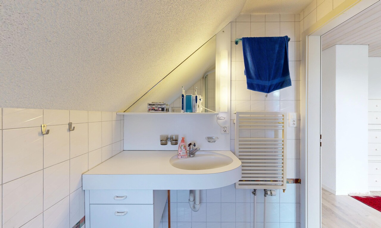 bad mit fliesenwand, tile wall, handtuchwärmer, spiegel, und spritzputz decke