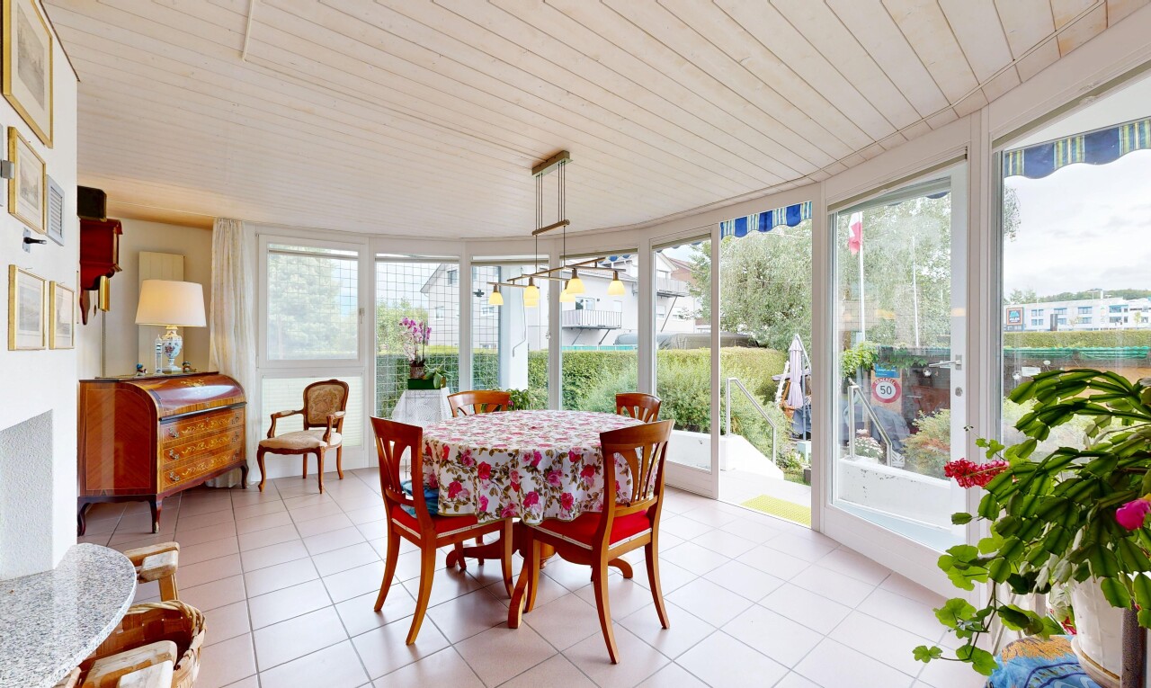 esszimmer mit natürliches licht, natural light, wintergarten, inside property, und holzdecke