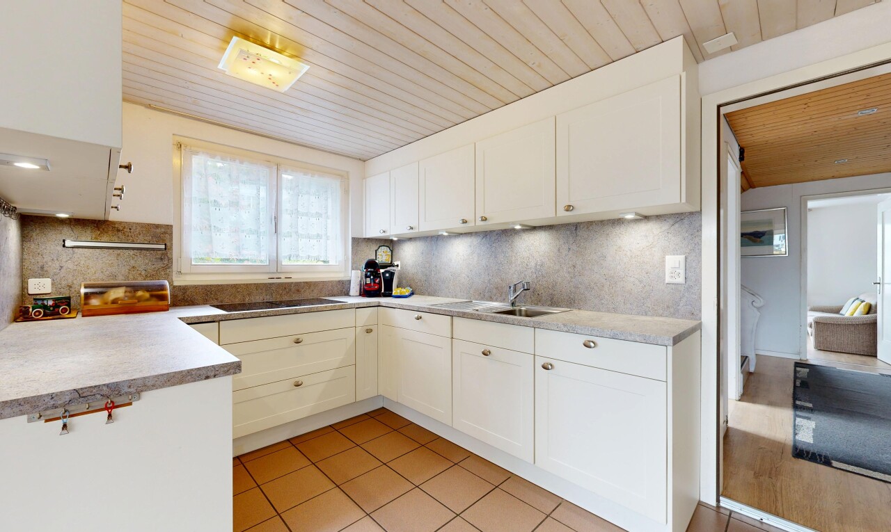 küche mit holzdecke, wood ceiling, arbeitsplatten, light countertops, und küchenrückwand beim herd