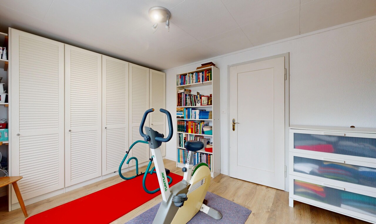 fitnessstudio mit wood finish floor, holzfußboden, inside property, light floor, und drywall