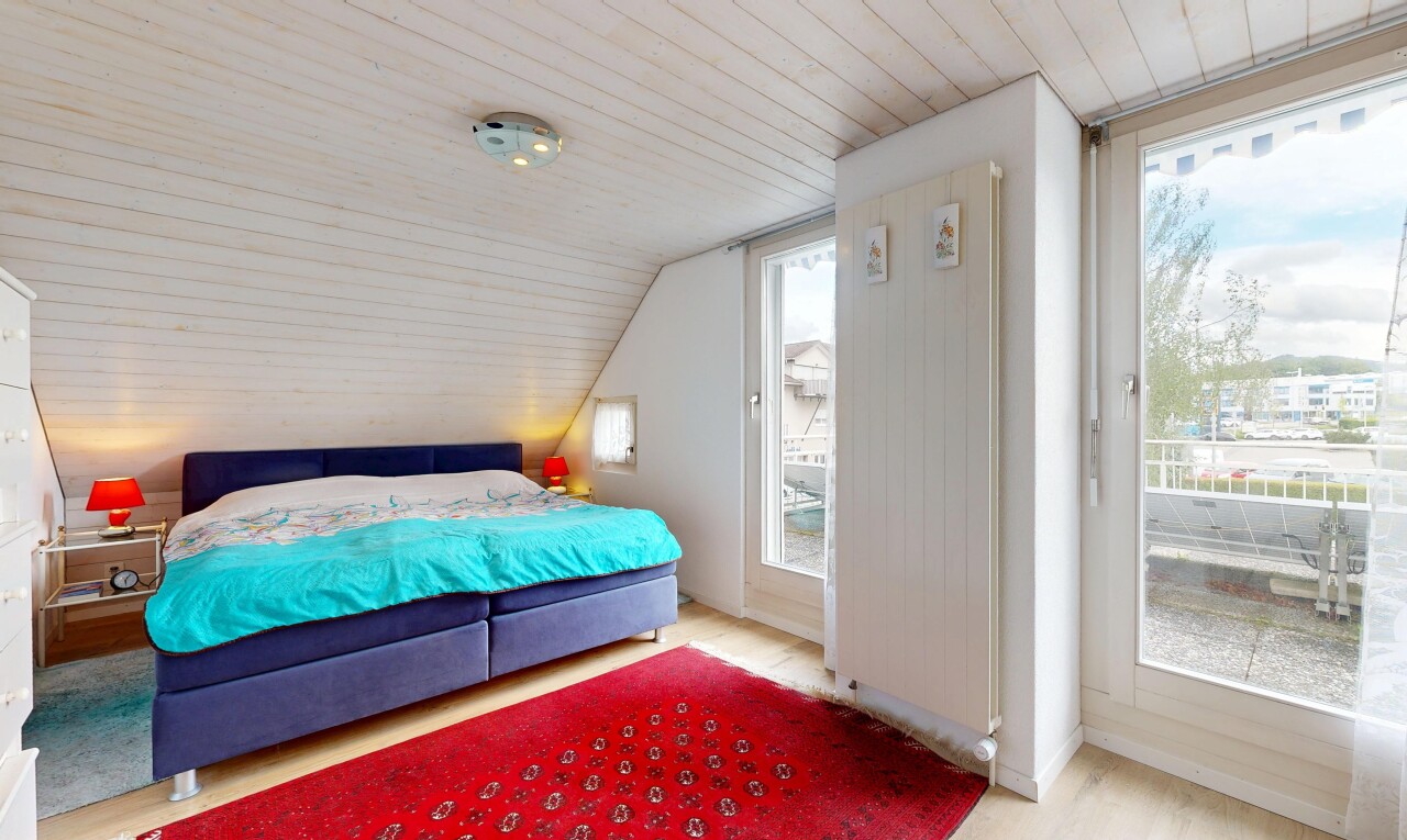 zimmer / schlafzimmer mit natürliches licht, natural light, niedrige decke, low ceiling, und inside property