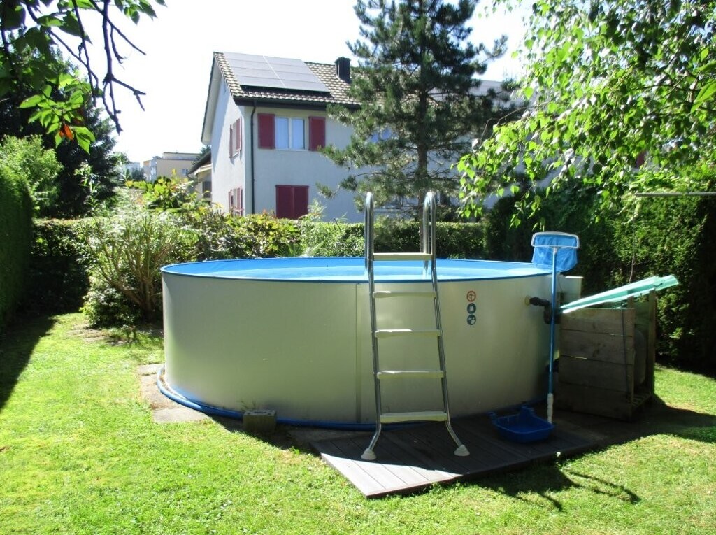 garten mit schwimmbad und rasen