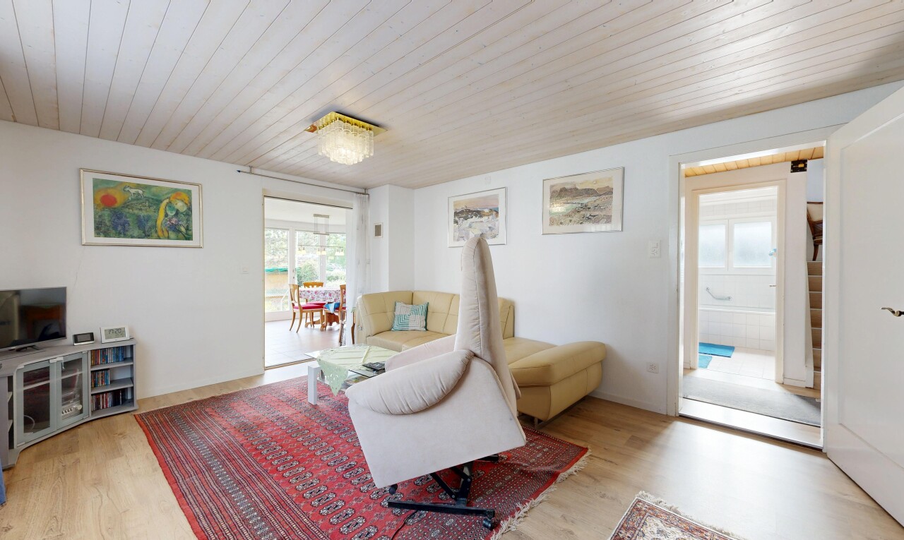 wohnzimmer mit inside property, wood finish floor, holzfußboden, natural light, und natürliches licht