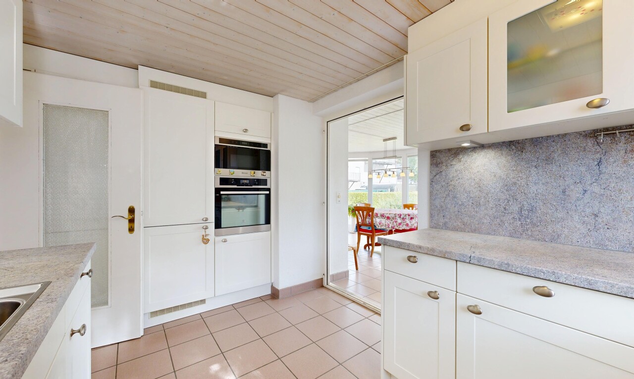 küche mit light countertops, white cabinets, weiße schränke, ofen, und glass insert cabinets