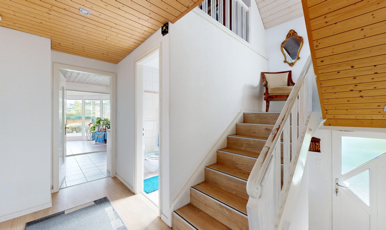 treppe mit treppen, holzdecke, wood ceiling, natürliches licht, und natural light
