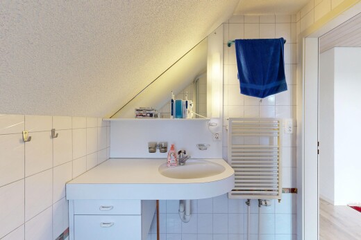 bad mit fliesenwand, tile wall, handtuchwärmer, spiegel, und spritzputz decke