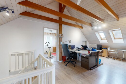 büro mit bürobereich, dachschräge, vaulted ceiling, holzfußboden, und wood finish floor