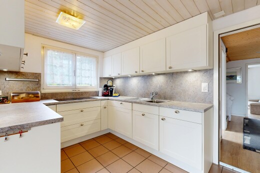 küche mit holzdecke, wood ceiling, arbeitsplatten, light countertops, und küchenrückwand beim herd