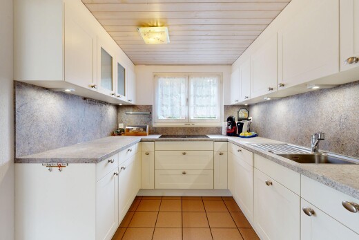 küche mit light countertops, weiße schränke, white cabinets, fliesenboden, und tile floor