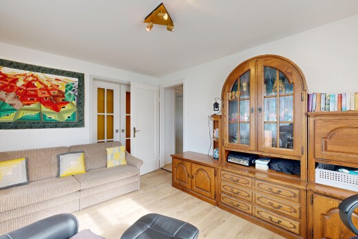 wohnzimmer mit französische türen, wood finish floor, holzfußboden, light floor, und inside property
