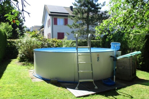 garten mit schwimmbad und rasen