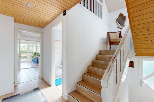 treppe mit treppen, holzdecke, wood ceiling, natürliches licht, und natural light