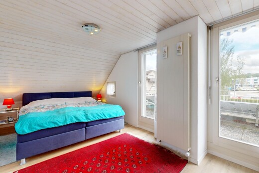 zimmer / schlafzimmer mit natürliches licht, natural light, niedrige decke, low ceiling, und inside property