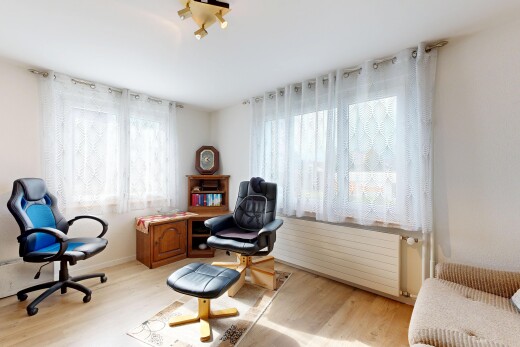 büro mit holzfußboden, wood finish floor, gipskartonwand, drywall, und inside property