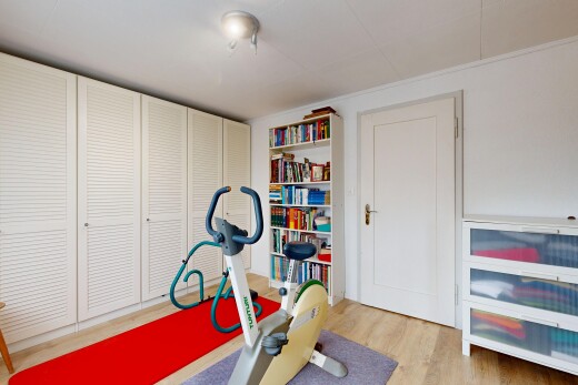 fitnessstudio mit wood finish floor, holzfußboden, inside property, light floor, und drywall