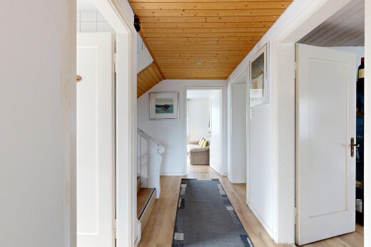 halle / korridor mit holzdecke, wood ceiling, niedrige decke, low ceiling, und inside property