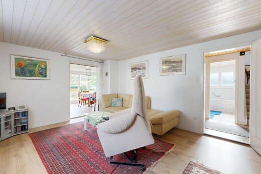 wohnzimmer mit inside property, wood finish floor, holzfußboden, natural light, und natürliches licht