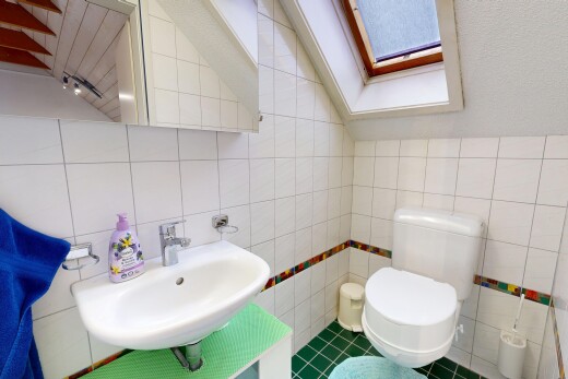 bad mit fliesenwand, tile wall, spiegel, gäste-wc, und waschbecken