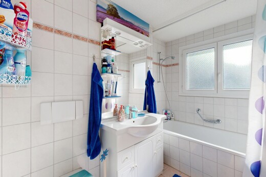 bad mit komplettes badezimmer, kombiniertes bad / dusche, spiegel, schminktisch, und waschbecken