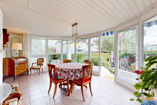 esszimmer mit natürliches licht, natural light, wintergarten, inside property, und holzdecke
