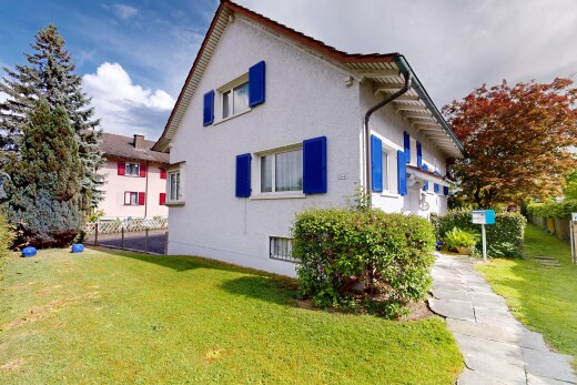 außenansicht mit property visible, rasen, zaun, stuckverkleidung, und betonfundament