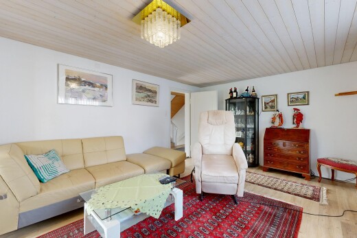 wohnzimmer mit inside property, gipskartonwand, drywall, holzfußboden, und wood finish floor
