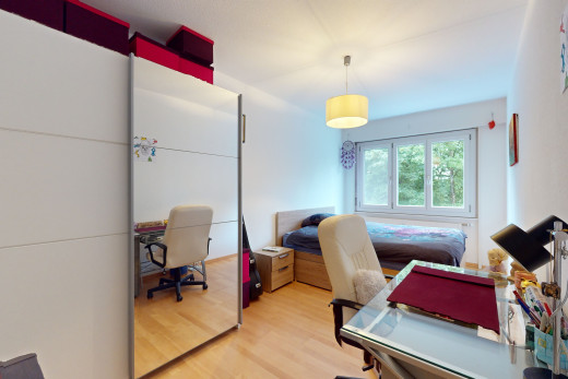 heimbüro mit hellen holzböden