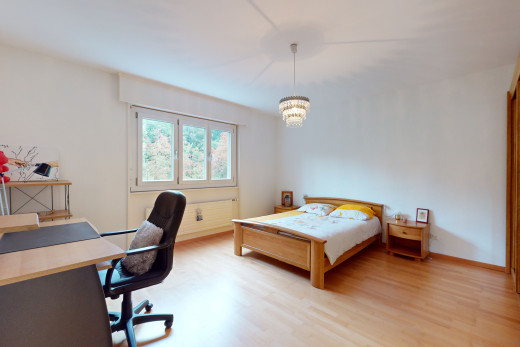 zimmer/schlafzimmer mit hellem parkettboden