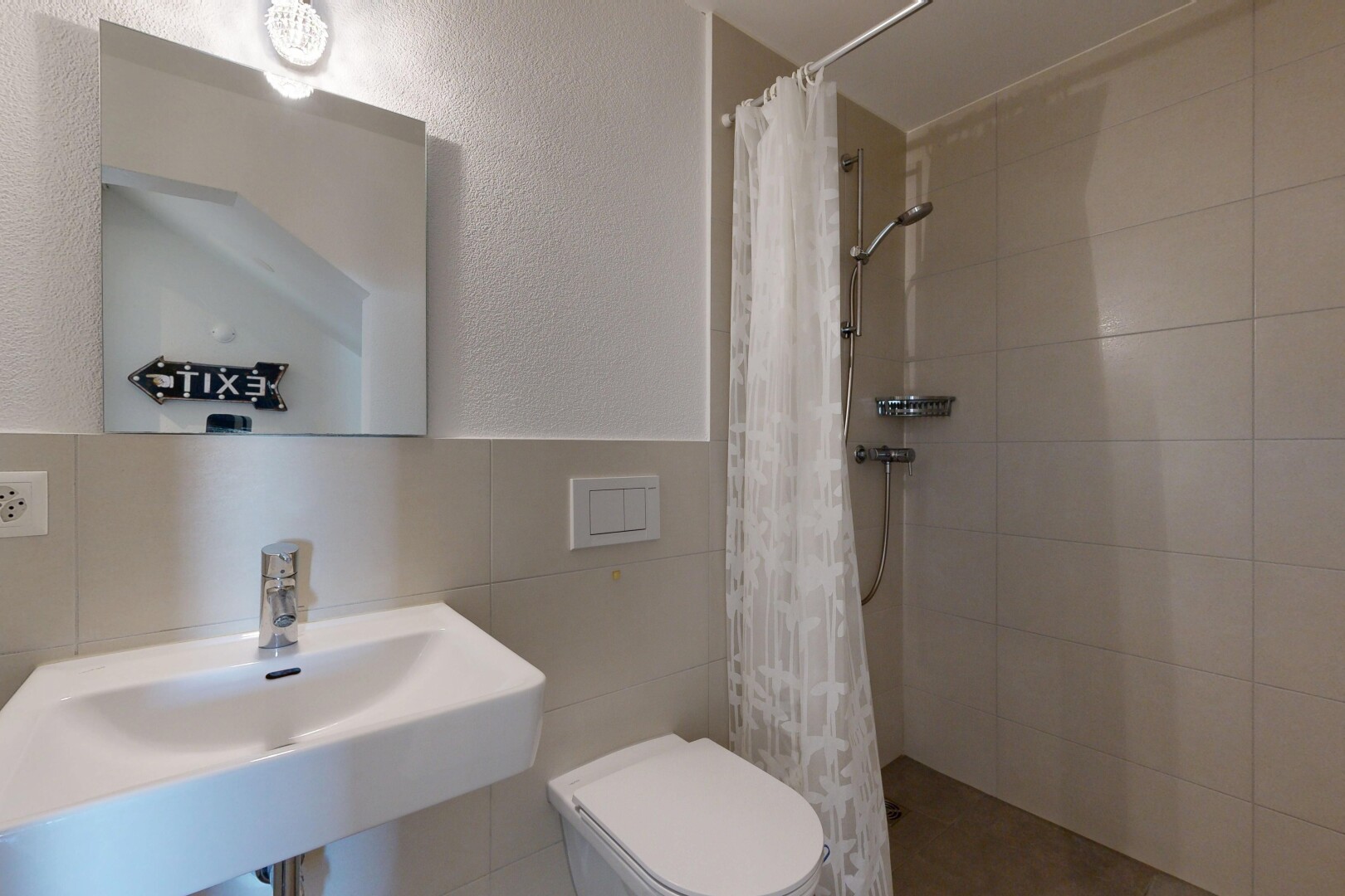 bad mit textured wall, strukturierte wand, waschbecken, komplettes badezimmer, und dusche