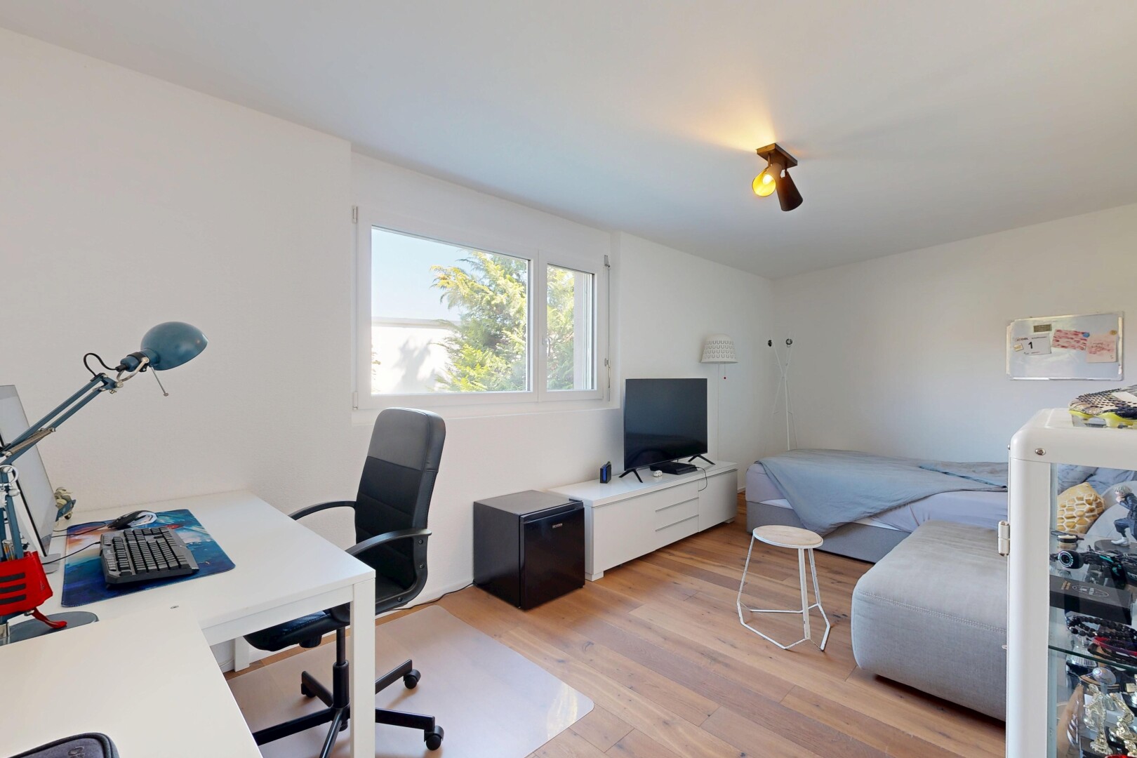 büro mit wood finish floor, holzfußboden, drywall, gipskartonwand, und inside property