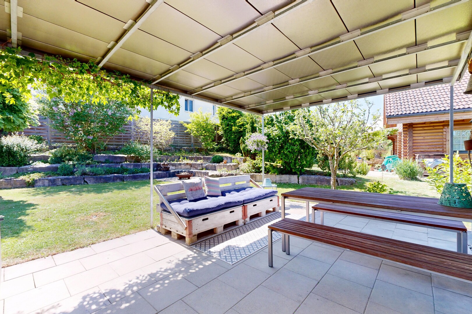 terrasse mit terrasse, rasen, und from property