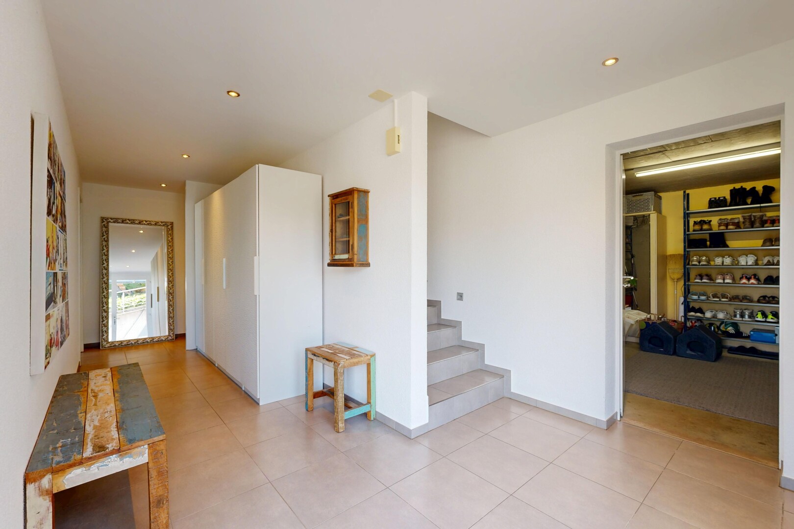 leerer raum mit treppen, gipskartonwand, drywall, inside property, und einbauleuchten