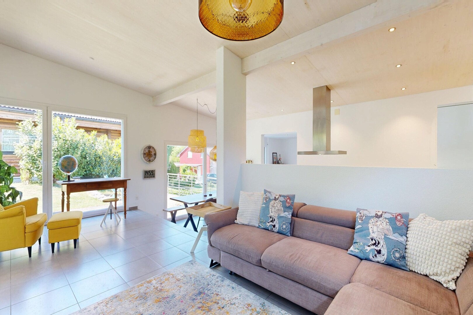 wohnzimmer mit balkendecke, beamed ceiling, dachschräge, vaulted ceiling, und inside property