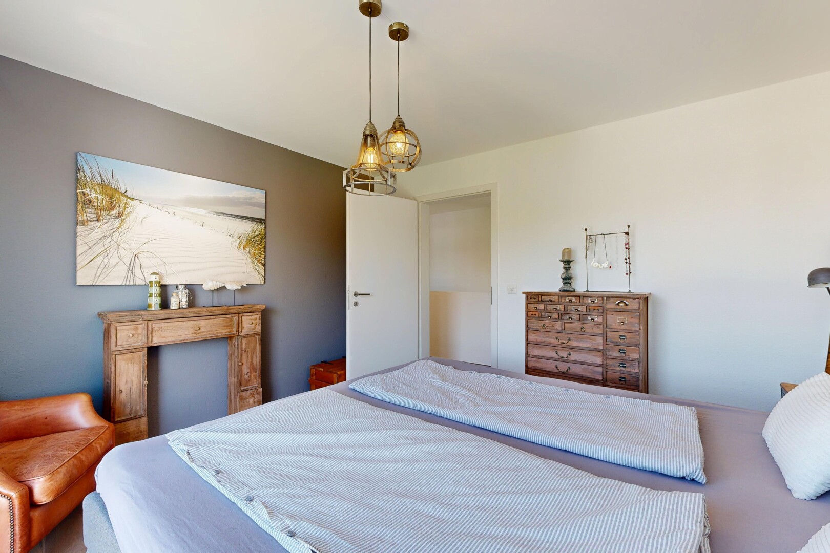 zimmer / schlafzimmer mit drywall, gipskartonwand, und inside property