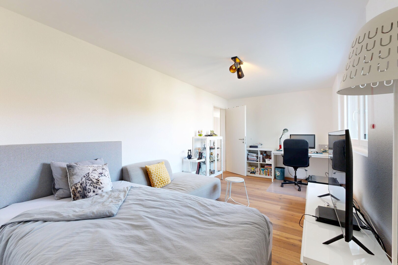 zimmer / schlafzimmer mit inside property, bürobereich, holzfußboden, wood finish floor, und gipskartonwand