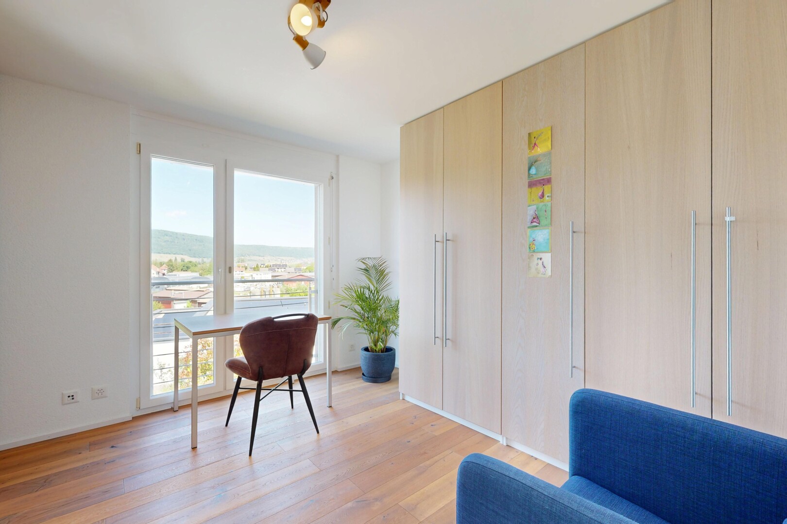 wohnzimmer mit holzfußboden, wood finish floor, inside property, day time, und natürliches licht