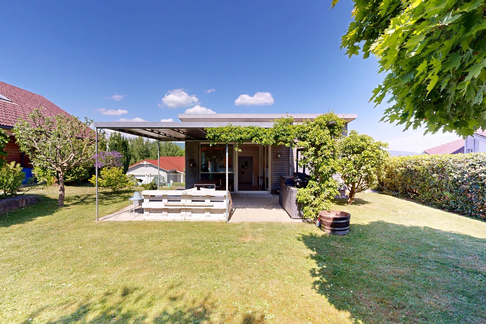 garten mit from property, rasen, terrasse, und day time
