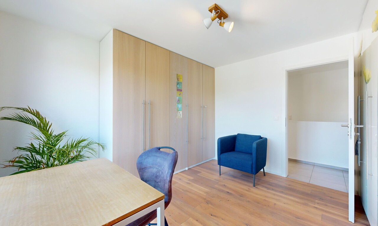 wohn- / esszimmer mit gipskartonwand, drywall, holzfußboden, wood finish floor, und inside property