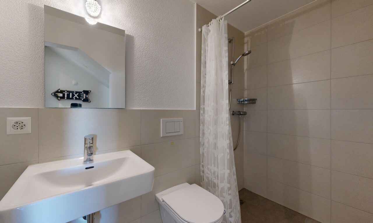 bad mit textured wall, strukturierte wand, waschbecken, komplettes badezimmer, und dusche