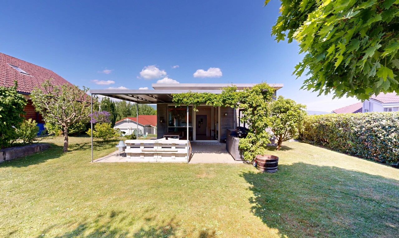 garten mit from property, rasen, terrasse, und day time